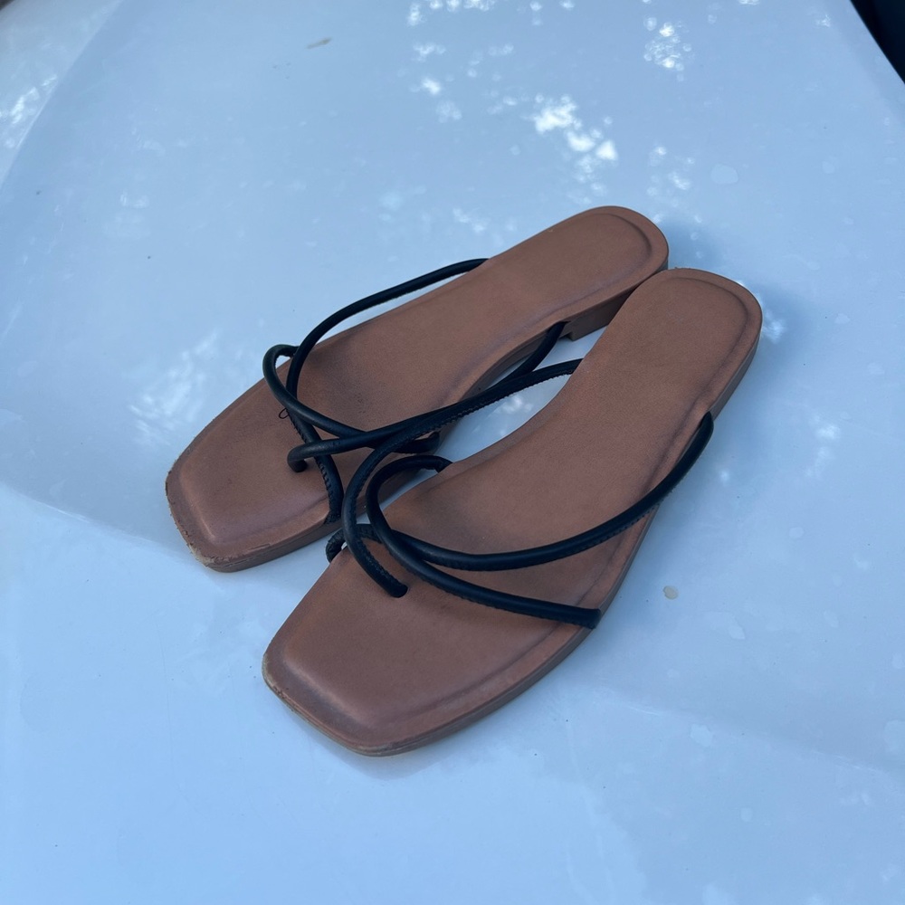Tan flipflops